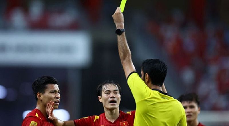 Giải đáp nhanh: Thẻ vàng bị phạt bao nhiêu tiền?